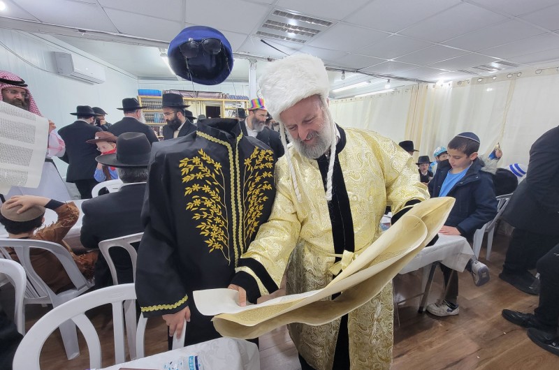 קריאת המגילה בבית הכנסת חב