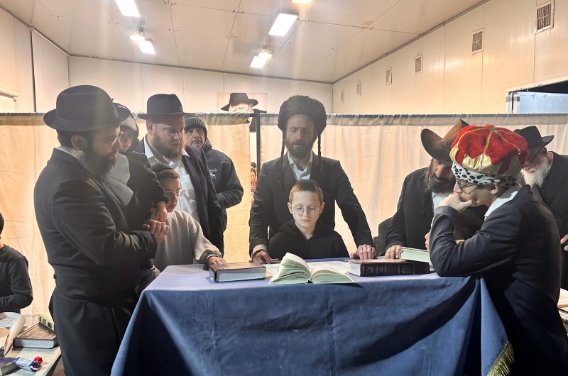 קריאת המגילה בבית הכנסת 'פיצע שול' בכפר חב