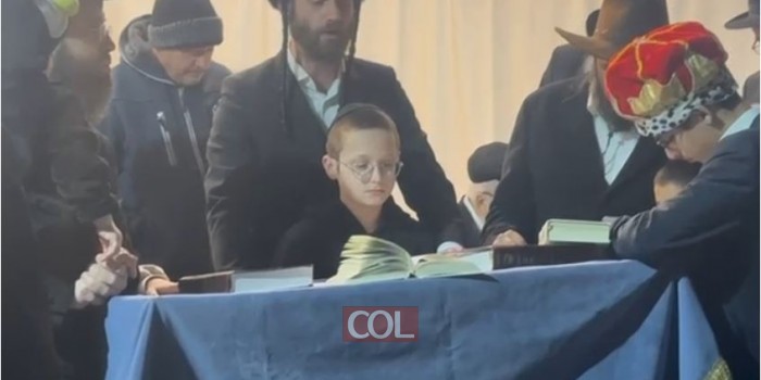 קריאת המגילה בבית הכנסת 'פיצע שול' בכפר חב