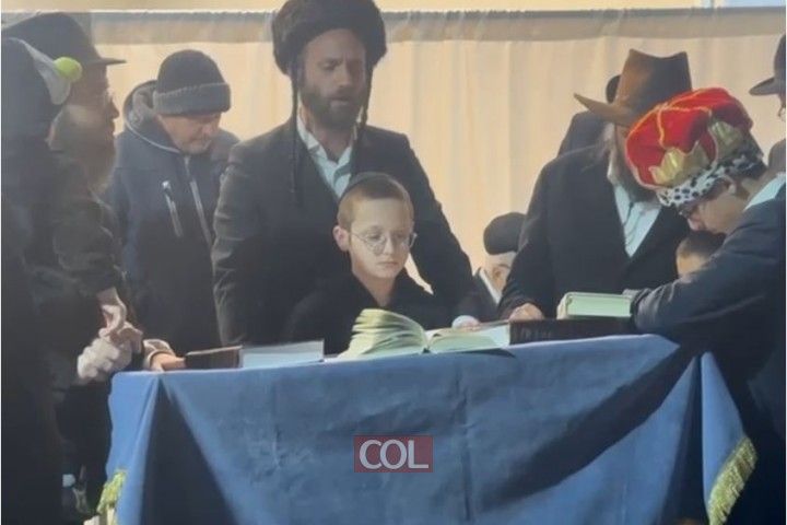 קריאת המגילה בבית הכנסת 'פיצע שול' בכפר חב