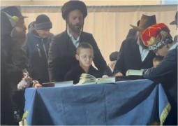 קריאת המגילה בבית הכנסת 'פיצע שול' בכפר חב