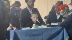 קריאת המגילה בבית הכנסת 'פיצע שול' בכפר חב