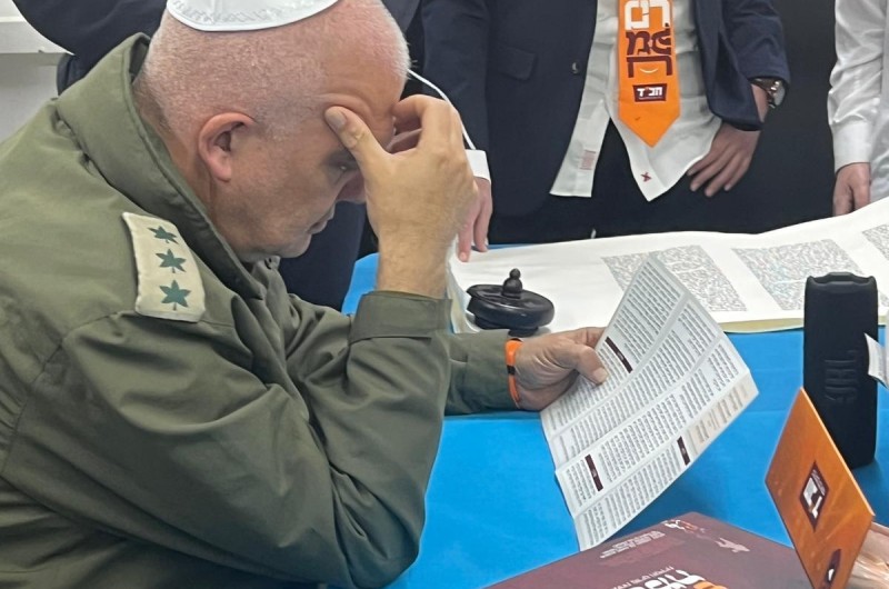 מרגש: בעיצומה של המלחמה, מפקד אגף התקשוב אל״מ ירון טהר הגיע להקשיב לכל קריאת המגילה, במשך כחצי שעה ובסיום הצטרף לשמחה וריקודים למפלת המן וניצחון עם ישראל. את המגילה קראו אנ