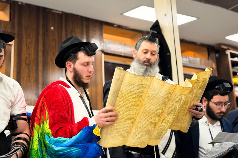 קריאת המגילה בבית מדרשו של הרבי 770