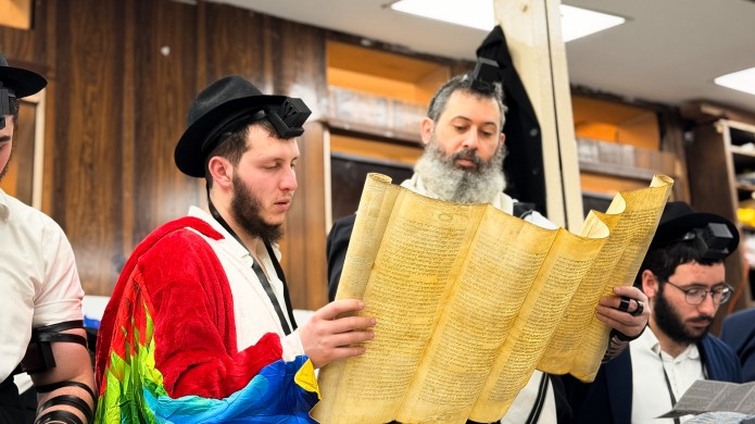 קריאת המגילה בבית מדרשו של הרבי 770