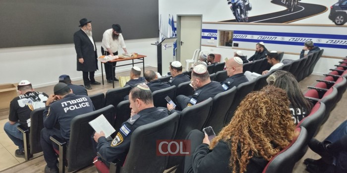 עשרות שוטרים שמעו קריאת מגילה וקיימו מצוות הפורים ע''י הרבנים משה הורוביץ ןשלמה וישצקי ובנו החיל בצ''ה אפרים זלמן. השוטרים והקצינים שמעו דברי חיזוק אקטואליים בראי משנת הרבי. צפו: