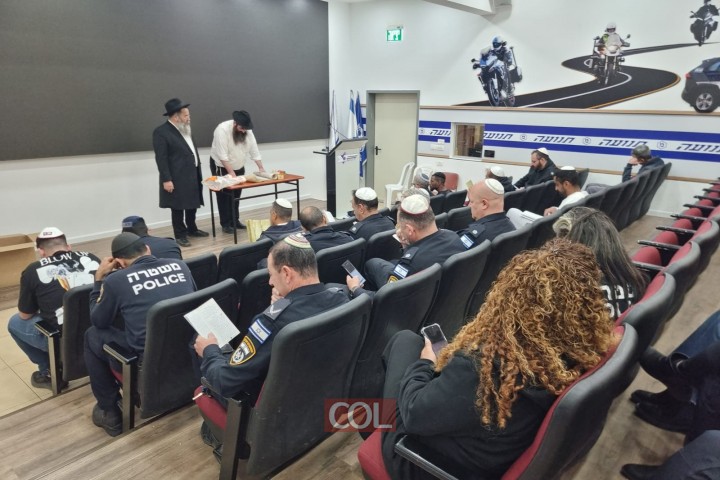 עשרות שוטרים שמעו קריאת מגילה וקיימו מצוות הפורים ע''י הרבנים משה הורוביץ ןשלמה וישצקי ובנו החיל בצ''ה אפרים זלמן. השוטרים והקצינים שמעו דברי חיזוק אקטואליים בראי משנת הרבי. צפו: