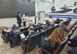 עשרות שוטרים שמעו קריאת מגילה וקיימו מצוות הפורים ע''י הרבנים משה הורוביץ ןשלמה וישצקי ובנו החיל בצ''ה אפרים זלמן. השוטרים והקצינים שמעו דברי חיזוק אקטואליים בראי משנת הרבי. צפו: