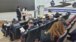 עשרות שוטרים שמעו קריאת מגילה וקיימו מצוות הפורים ע''י הרבנים משה הורוביץ ןשלמה וישצקי ובנו החיל בצ''ה אפרים זלמן. השוטרים והקצינים שמעו דברי חיזוק אקטואליים בראי משנת הרבי. צפו: