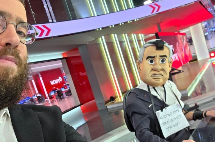 לוי ריזל בן ה-12 הגיע לאולפן ערוץ 14 בפורים כשהוא מחופש לראש הממשלה נתניהו מניח תפילין. לוי הצטרף לאביו ר' שלמה המשמש כפרשן מדיני-בטחוני של תכנית הבוקר בערוץ, והם דיברו על חשיבות הנחת תפילין