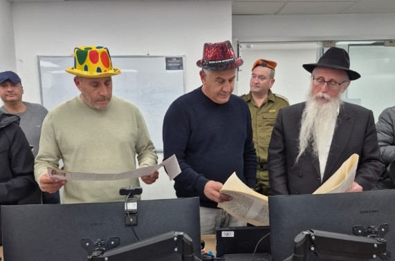 השליח הראשי בבאר יעקב הרב בקרמן קורא את המגילה בבור החמ