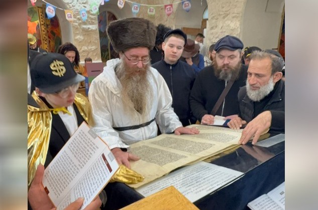 שושן פורים בירושלים: קריאת מגילת אסתר בבית כנסת חב