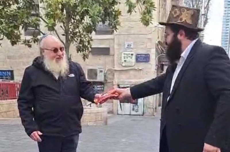 נהפך להם לשמחה: יונתן פולארד, שהקריב את חייו למען ארץ הקודש, מקבל משלוח מנות ברחוב יפו בלב ירושלים, בפורים דפרזים, מהשליח באזור הרב ישראל אריה לייב קעניג 