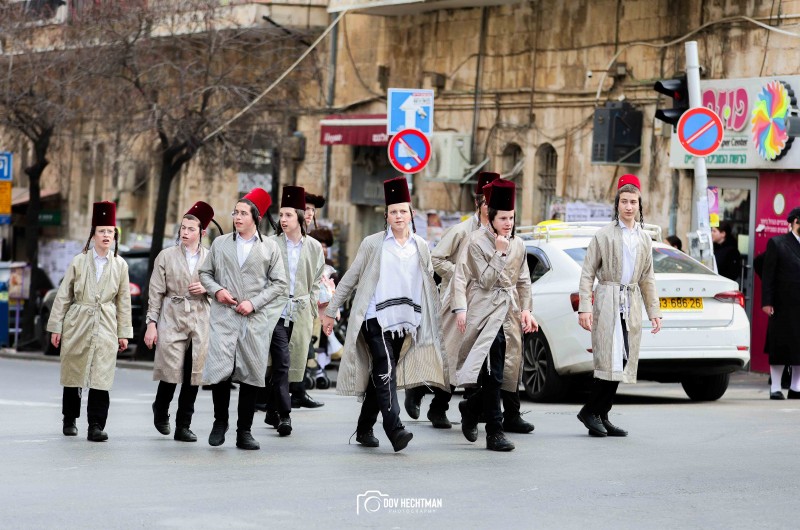 גם במלחמה: גלריית אווירת חג פורים משכונת 'מאה שערים' 