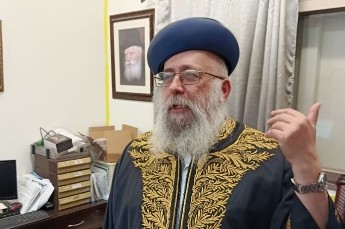 עם מצנפת וגלימת כחול-זהב: השליח הראשי לבאר שבע הרב שניאור זלמן גורליק בתחפושת בולטת במיוחד בפורים