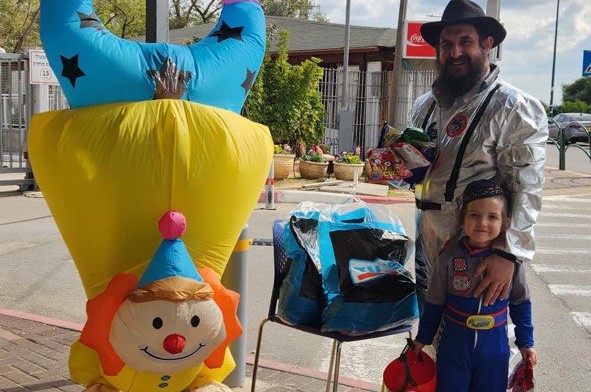 שליח הרבי בגני יוחנן הרב אברהם יצחק פרודנשטסקי ובניו יצאו לשמח יהודים בפורים בבית הרפואה קפלן. חילקו ממתקים ורקדו ריקודי שמחה אף בזמן אזעקה בתוך המרחב המוגן לשמחת הילדים ומלויהם 