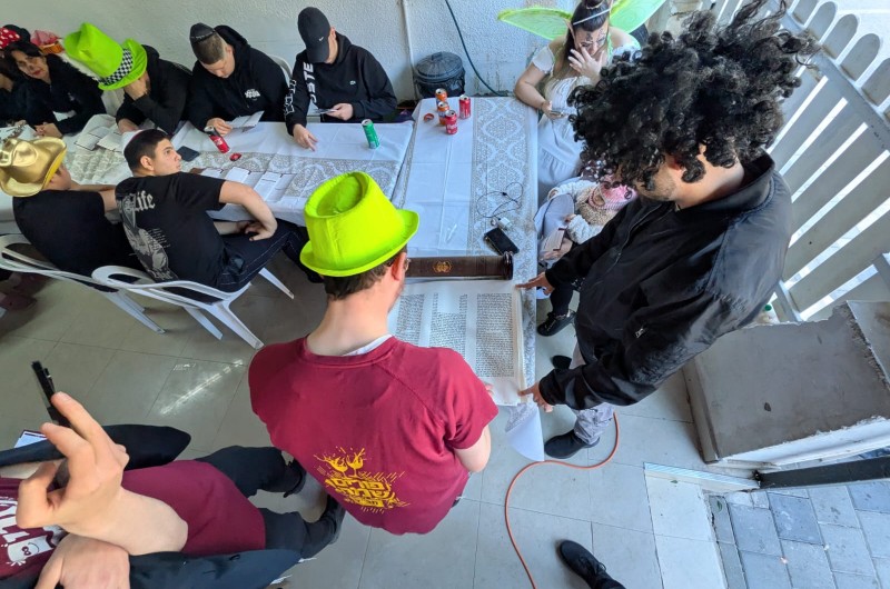 10,000 איש קיימו את המצווה ב-300 קריאות מגילה בשדרות