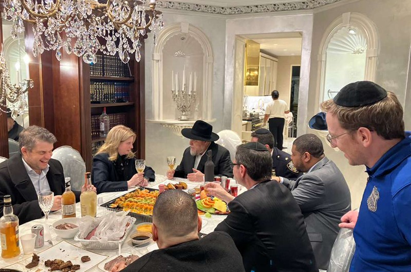 נציבת משטרת ניו יורק היהודייה - ג'סיקה טיש, הגיעה בחג הפורים למשתה השמחה בבית ר' חנינא שפערלין, העסקן החב