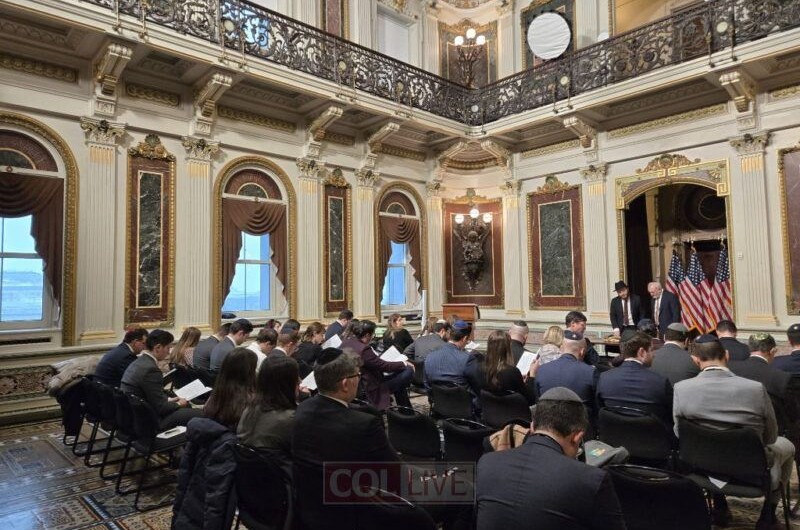 בבית המלך: כ-50 מאנשי הסגל היהודים של ה'בית הלבן' בוושינגטון, שמעו את קריאת מגילת אסתר משליח הרבי הרב לוי שמטוב, בזמן שאמריקה נלחמת לצד ישראל מול איראן, פרס של ימינו