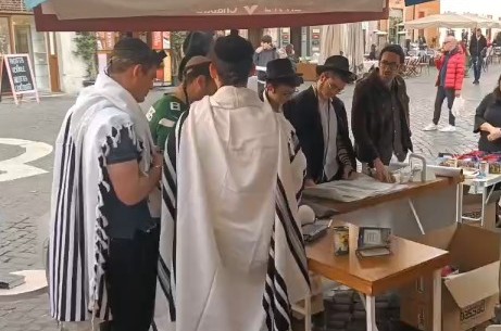 תמימים בקריאת מגילה בבוקרו של חג הפורים בגטו היהודי ברומא בירת איטליה. במקביל נערכו קריאות נוספות ופעילויות פורים בבתי חב