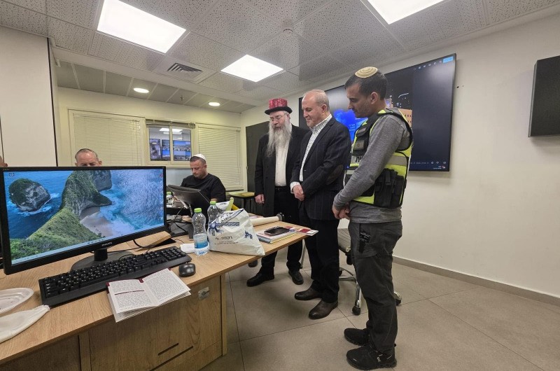 השליח ברובע הקריה באשדוד הרב יוסף יצחק פרידמן בקריאת מגילה בחמ