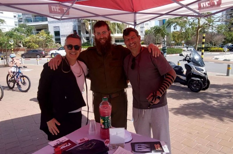 השליח הרב יחזקאל קופרשמידט מנס ציונה, שמגוייס בימים אלה למילואים לרגל המלחמה באיראן, לא ויתר גם השבוע על 'מבצע תפילין' במקום שליחותו