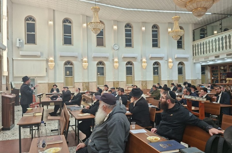 רוקדים על הניסים: קהל רב בשיעור המרכזי ב'בית מנחם'