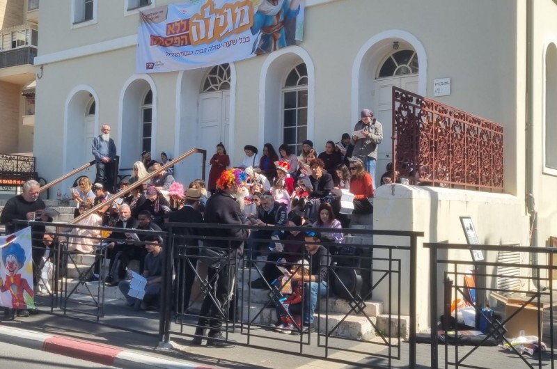 קריאות מגילה מרגשות על מדרגות בית הכנסת הגדול בראשל