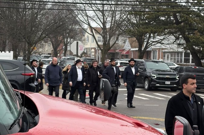 כבר מי סופר: נשיא ארגנטינה חאבייר מיליי, השוהה בניו יורק, מגיע פעם נוספת לתפילה באוהל הק' של הרבי, מלווה ברב מענדי קוטלרסקי מהמרכז לענייני חינוך וברב סימון ג'ייקובסון