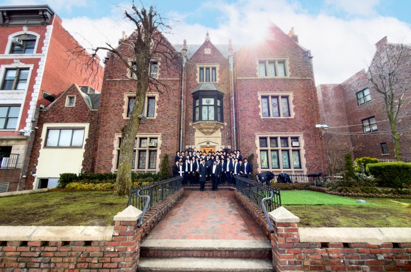 תלמידי שיעור ב' ו-ג' מישיבת ׳אנטוורפן׳ (בלגיה) בתמונה קבוצתית מרגשת על חזית 770 בעיצומו של מסע נעלה בחצרות קודשנו.