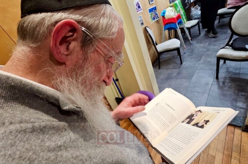 הרב שמואל לו, השליח הוותיק בלונדון שבאנגליה, מעיין באחד מהעותקים הראשונים של הספר החדש שהוציא לאור ידידו השליח ממיניסוטה הרב אשר זיילינגולד על סיפור חייו והמענות מהרבי