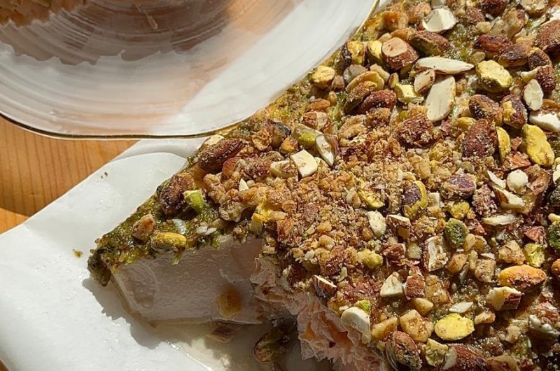 לארוחה חגיגית מושקעת: סלמון בתיבול ירוק וקראסט פיצוחים