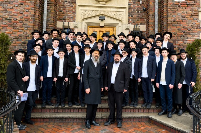 תלמידי ישיבת תומכי תמימים ליובאוויטש באנטוורפן, שנסעו לחצרות קודשנו, בצילום משותף בחזית בית חיינו 770 | צילום: דער צייט