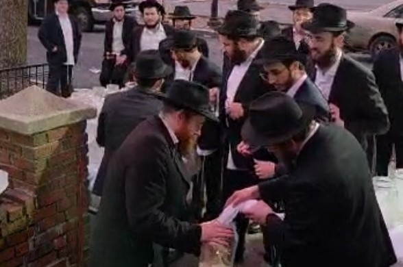 לקול צלילי שירת קלי אתה: מעמד שאיבת 'מים שלנו' המסורתי של ישיבת תומכי תמימים המרכזית ב-770 | צילום: DK