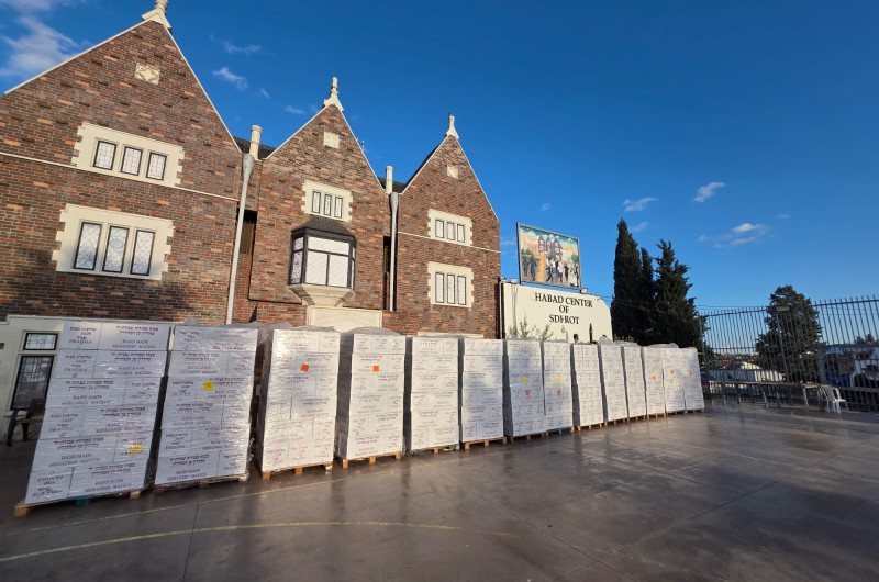 לאחר הפורים: אלפי חבילות של מצות מהודרות לחג הפסח הגיעו הבוקר אל חצר הבית חב