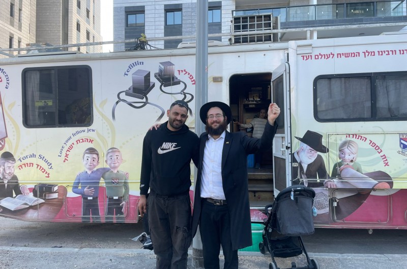 לאחר נפילת הטיל האיראני בשכונת נווה איילון באור יהודה: שליח הרבי ומנהל בית חב
