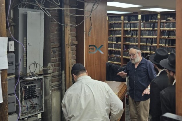 ממשיכים בחידוש ארונות הספרים בכניסה לבית המדרש הגדול של 770 | צילום DK