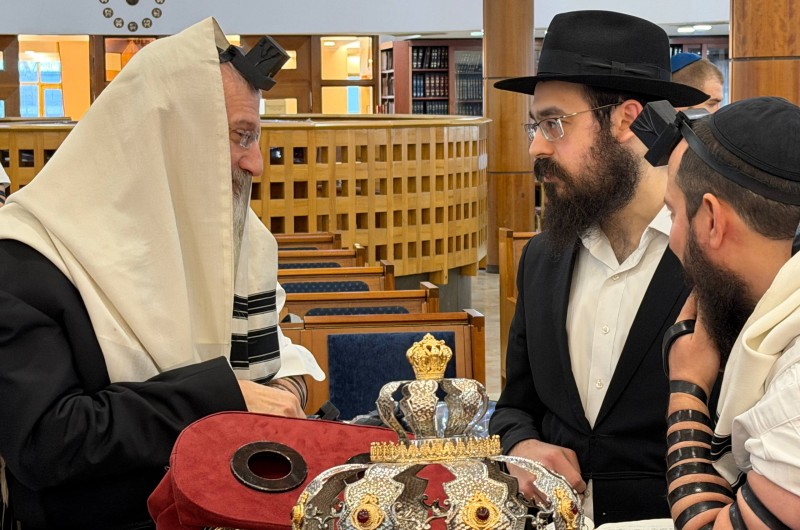 הרב והשליח הראשי לרוסיה הרב בערל לאזאר בעלייה לתורה ביום שני בבית הכנסת מרינה ראשצ'ה במוסקבה, לרגל הולדת נכדתו, בת לחתנו הרב מנחם מענדל ווילנסקי