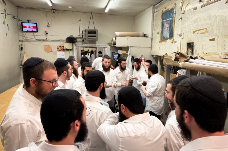 מאות מבחורי ה'קבוצה' באפיית מצות מצווה מהודרות