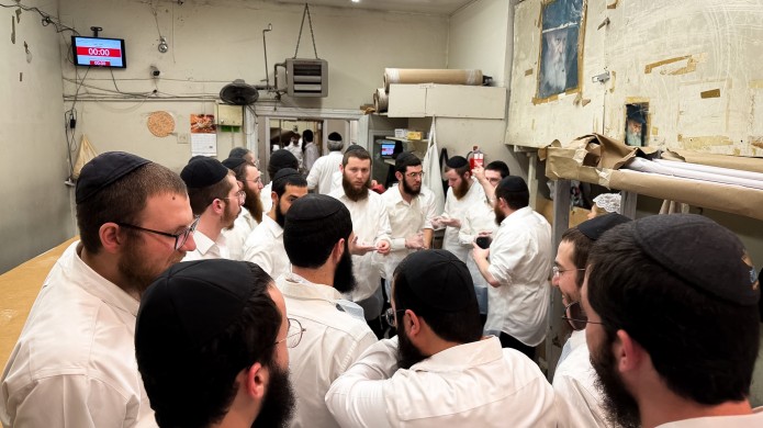 מאות מבחורי ה'קבוצה' באפיית מצות מצווה מהודרות