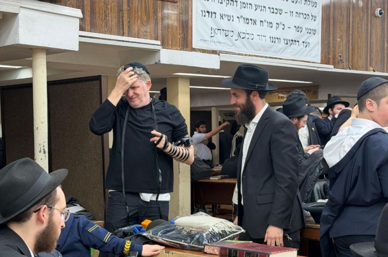 בגאווה יהודית: מייקל דייוויד רפפורט - שחקן וקומיקאי יהודי-אמריקאי מפורסם הגיע ל-770 בקראון הייטס, הניח תפילין וקרא 'שמע ישראל'