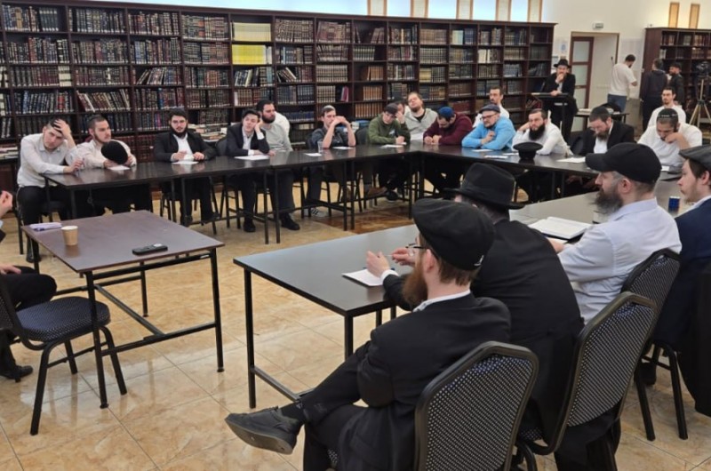 אורח מאמריקה: הרב יוסף יצחק קנלסקי, משלוחי הרבי בניו ג'רזי הגיע לבקר את בנו מהתלמידים השלוחים בישיבה גדולה במוסקבה והתוועד ברוסית עם תלמידי הישיבה