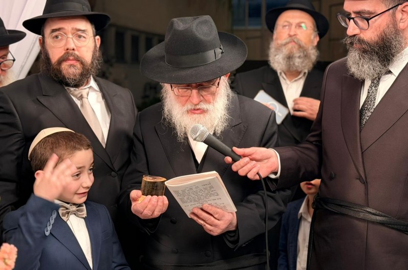 ברכת הסבים: המשפיע הרב זלמן גופין ושליח הרבי ברמת-ישי הרב יוסף יצחק וולוסוב, מברכים את החתן התמים מענדי גופין מקייב דקות טרם כניסתו תחת החופה במזל טוב (צילום: שניאור שיף)