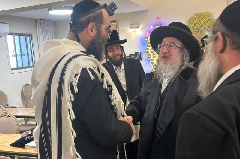 בין אלפי הנוסעים העוברים בקפריסין בטיסות החילוץ, נראה האדמו