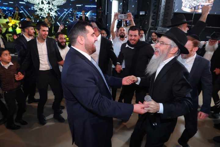 אלעד חגגה בהכנסת ספר תורה ייחודי; אברהם פריד הקפיץ