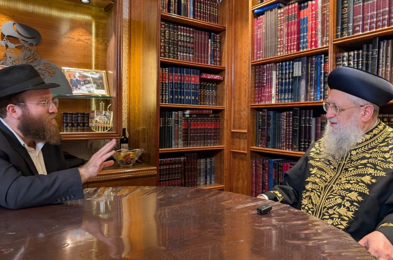 הראשון לציון הגאון הרב דוד יוסף נפגש היום בלשכתו בירושלים עם הנהלת רשת הכוללים 'תפארת זקנים לוי יצחק'. במהלך הפגישה הרב מסר שיעור תורה בשידור חי ל-150 סניפי הרשת בארץ ובעולם