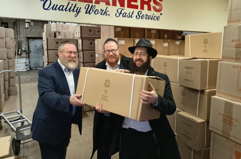 ההיערכות לפסח בעיצומה: שלוחי הרבי במדינת אילינוי שבצפון ארצות הברית מתחילים במבצע מצה ומשגרים שלישיות מצות להמוני יהודים בכל המרחב