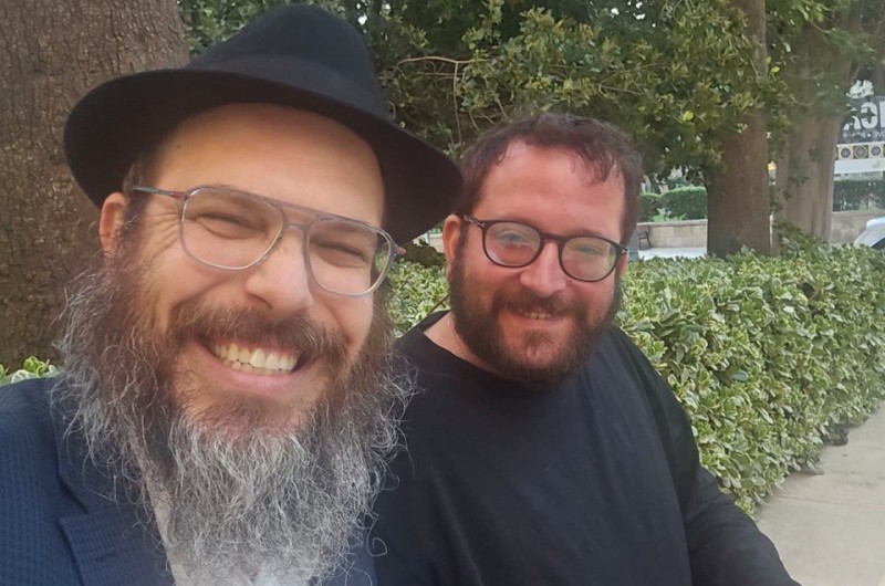 השליח בקטמון המושבה בירושלים הרב אור זיו לצד מקורבו יונתן אוריך, יועצו של ראש הממשלה, בעת קבלת הידיעה כי אוריך יכול אחרי כמעט שנה לשוחח עם נתניהו 