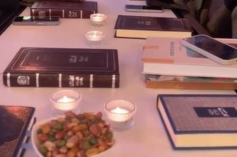 בר קטן באמצע הדרך: נדהמתי לראות על השולחנות ספרי תניא