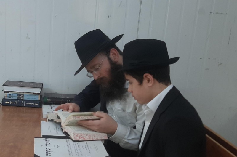 המשפיע הרב אלחנן (חוני) רייצעס בלימוד אישי עם תלמיד בישיבה שהוקמה השבוע באלעד, במסגרת הישיבות אזוריות שנפתחו השבוע על ידי 